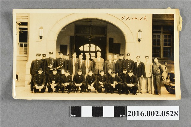 張星賢、謝國城等人與早稻田大學大濱總長暨棒球隊於台北市府合照 (共2張)