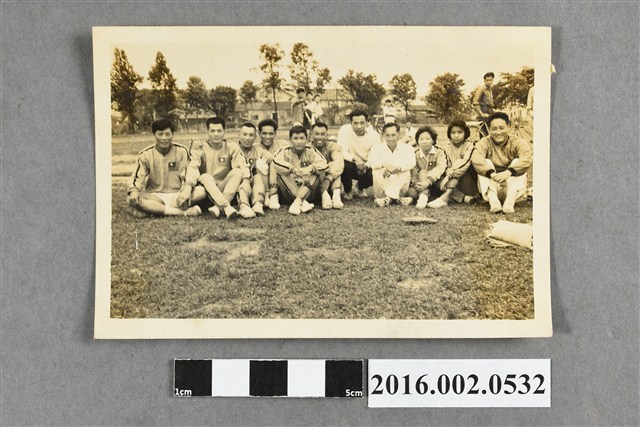 張星賢擔任台灣代表隊田徑總教練參加「第三屆東京亞運」與友人織田幹雄、謝天性等隊員於練習場合照 (共2張)