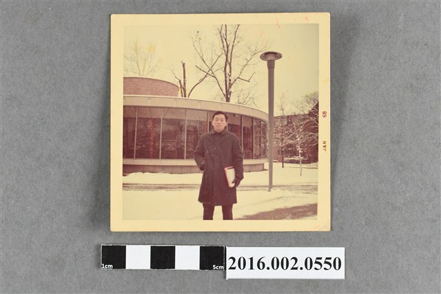 張星賢之侄子於美國范德堡大學校園電腦中心獨照 (共4張)