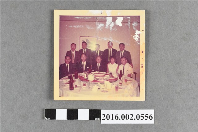 紀政與鮑爾教練等人於歡迎會聚餐合照 (共2張)