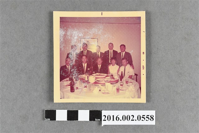 紀政與鮑爾教練等人於歡迎會聚餐合照 (共2張)