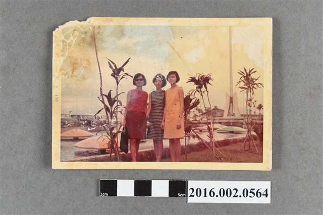 張星賢之二媳婦與姐妹於菲律賓合照 (共2張)