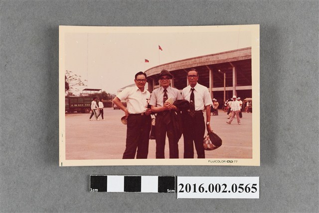 張星賢與吉岡隆德、廖漢水於嘉義體育場前合照 (共2張)