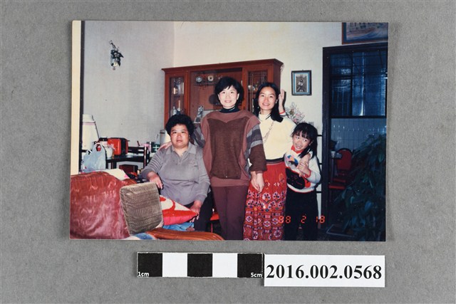 張星賢之女兒與三嫂、表妹、姪女於石牌住家合照 (共2張)