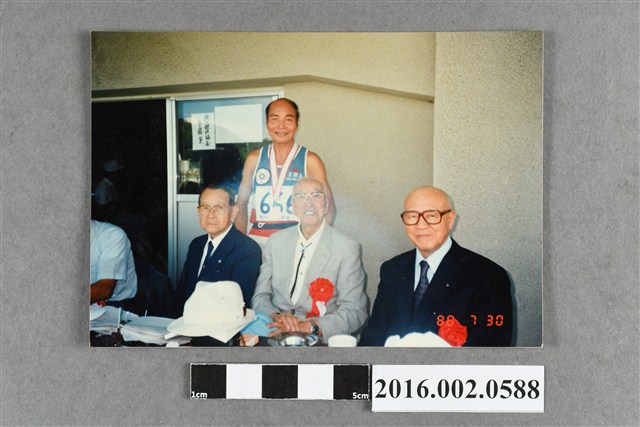 王錦昌參加大阪大師（マスターズ）陸上競技勇奪冠軍與南部忠平等人合照 (共2張)