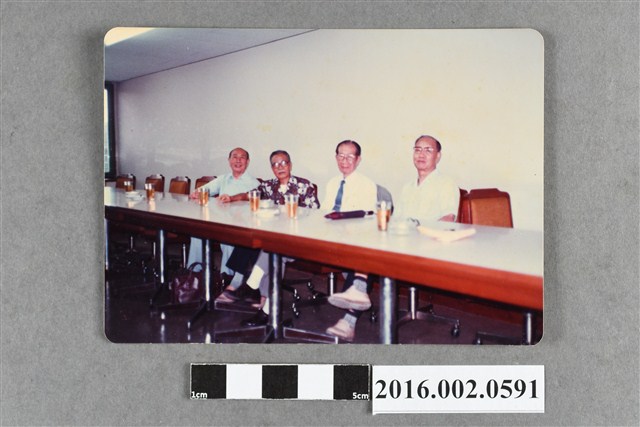 張星賢與友人於合作金庫九樓合照 (共2張)