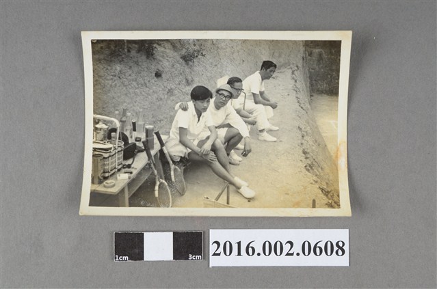 張星賢與友人於新北投網球場合照 (共2張)