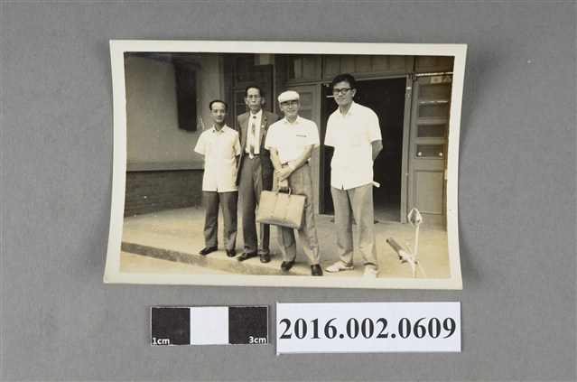 高墀英與廖漢水等人於台南縣學甲鄉公所前合照 (共2張)