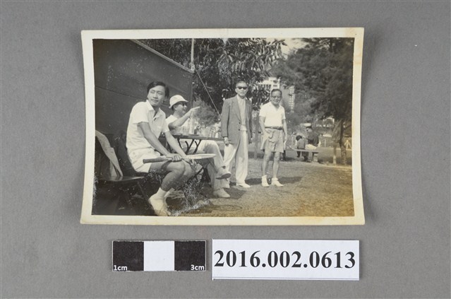 張星賢之友人於網球場合照 (共2張)