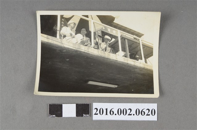 張星賢與友人於大會司令台合照 (共2張)