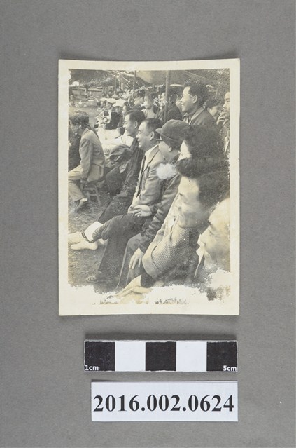 張星賢之合作金庫同仁等觀賽中 (共2張)