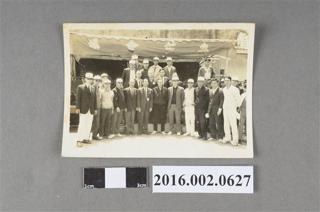 張星賢與高何土等人於典禮會場合照 (共2張)