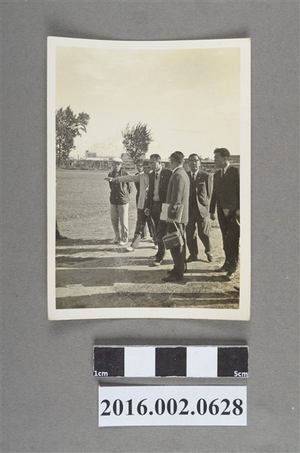 張星賢與高何土等人於大會會場合照 (共2張)