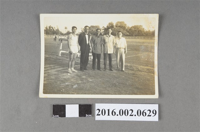 張星賢與賴土金等人於台中水源地體育場合照 (共2張)