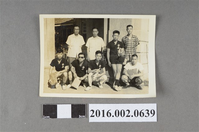 張星賢與合作金庫桌球隊周麟徵等人合照 (共2張)