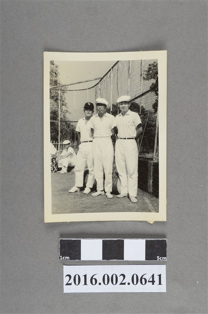 張星賢與友人於網球場合照 (共2張)