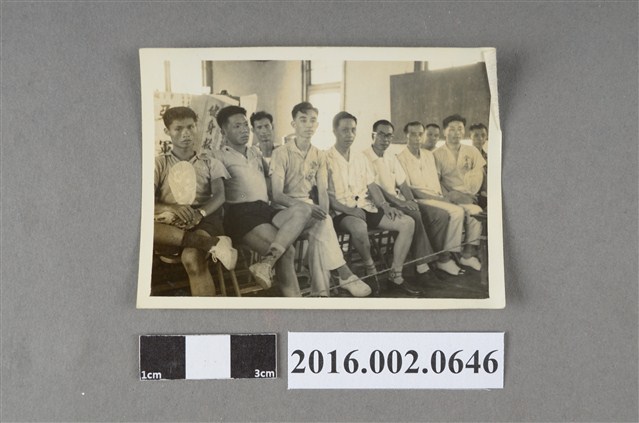 張星賢與合作金庫桌球隊李國定等人於比賽會場合照 (共2張)