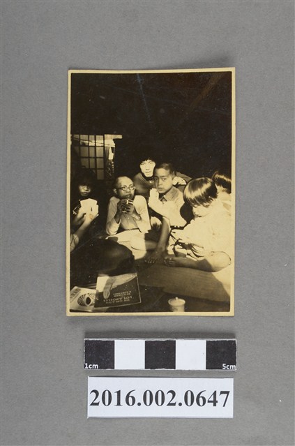 張星賢就讀早稻田大學時期與正在玩牌的小朋友們合照 (共2張)