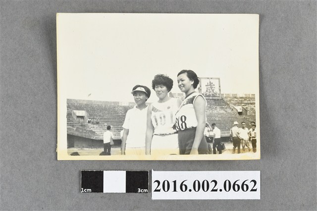 台灣與日本田徑女選手等人於運動場合照 (共2張)