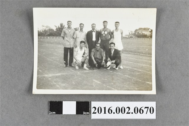 張星賢與賴土金、李福恩等人於台中水源地體育場合照 (共2張)