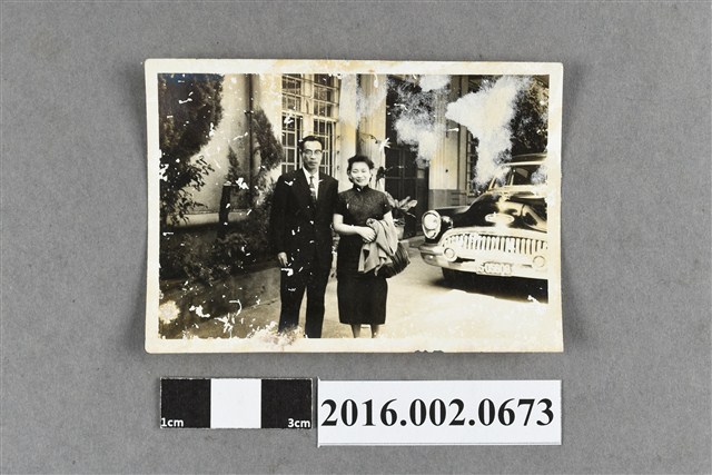 張星賢夫婦於陳啟川住家前合照 (共2張)