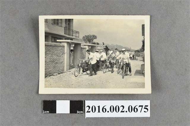 合作金庫同仁周朝全等人於張星賢住家前合照 (共2張)