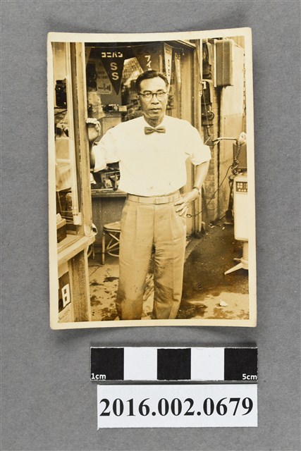 張星賢於東京新橋醫院旁相機商店獨照 (共2張)