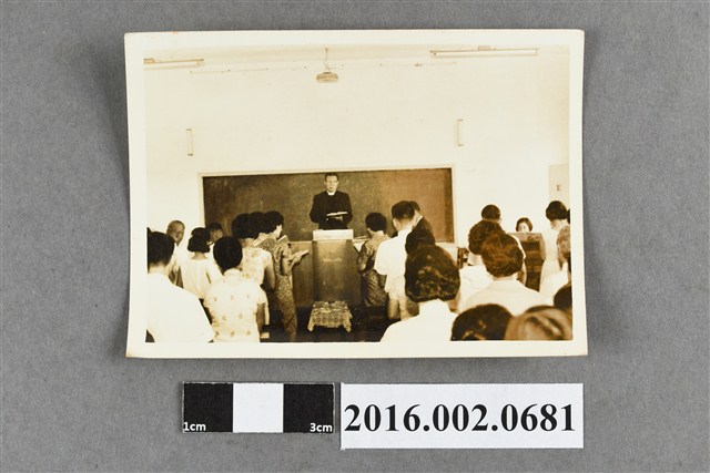 一群人於室內聚會 (共2張)