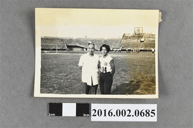 師大體育選手林純玉與友人於運動場合照 (共2張)