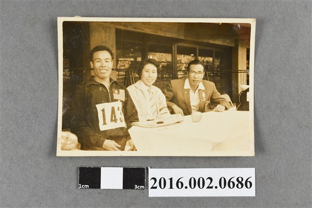 張星賢擔任台灣代表隊副總領隊參加「第三屆東京亞運」與林德生選手等人於會場合照 (共2張)