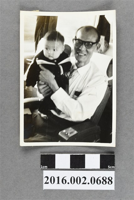 何友澄等人於公車上合照 (共2張)