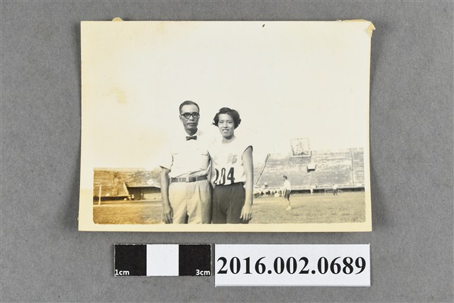 張星賢與師大體育選手林純玉於運動場合照 (共2張)