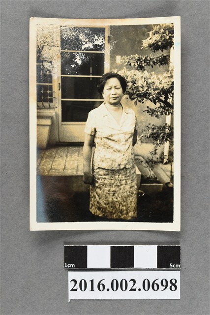 鄭新合於庭院獨照 (共2張)