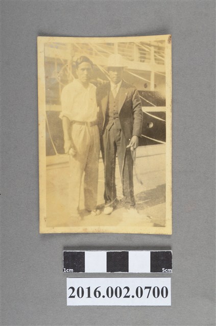 張星賢代表日本參加「第十屆遠東大會」返程停留上海與增田選手於碼頭合照 (共2張)