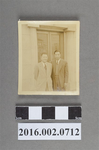 張星賢與友人於株式會社和泰洋行前合照 (共2張)