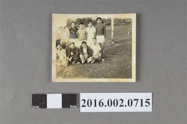 張星賢與友人於球場合照 (共2張)