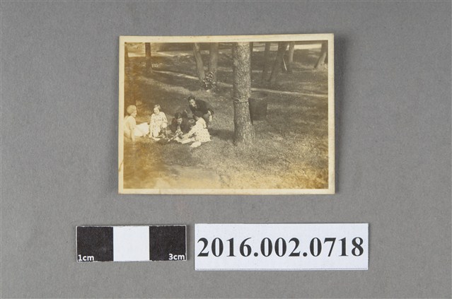 張星賢任職滿鐵時期代表日本參加第十一屆柏林奧運賽後於各地遠征與隊友、外國小朋友合照 (共2張)