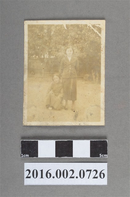 鄭新合與妹妹於埔里合照 (共2張)