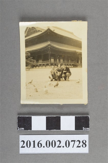 陳英郎與友人於日本奈良東大寺合照 (共2張)