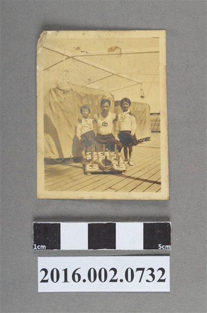 張星賢代表滿鐵隊搭船遠征日本參加東京「神宮與全日本錦標賽大會」與船上小女孩合照 (共2張)