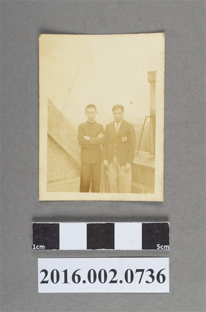 張星賢身著第十屆洛杉磯奧運日本代表隊制服與學生於大連合照 (共2張)