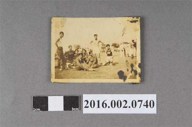 張星賢代表日本參加「第十屆遠東大會」返程停留上海與南部忠平率領之女選手於運動場合照 (共2張)