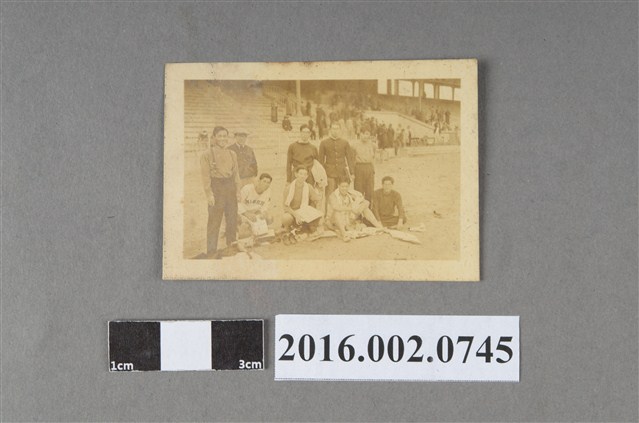 張星賢就讀早稻田大學時期與同學、選手等人於運動場合照 (共2張)