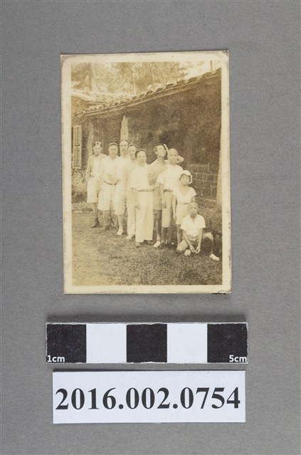 張啟明（張星賢之父）與二子等親友於李泉先生在鼓嶺的新居落成合照 (共2張)