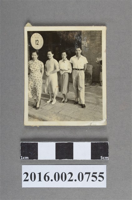 鄭新合與妹妹、外甥女夫婦於南京西路合庫宿舍前合照 (共2張)