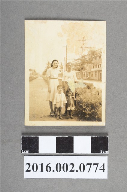 張星賢之長子、次子與親友合照 (共2張)