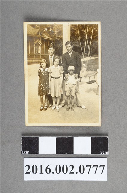 張星賢任職滿鐵時期代表日本參加第十一屆柏林奧運賽後於各地遠征、參觀與外國小孩合照 (共2張)