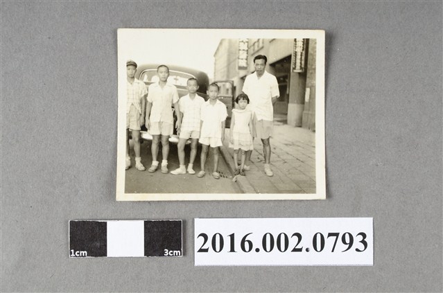 張星賢與子女於南京西路合庫宿舍前合照 (共2張)