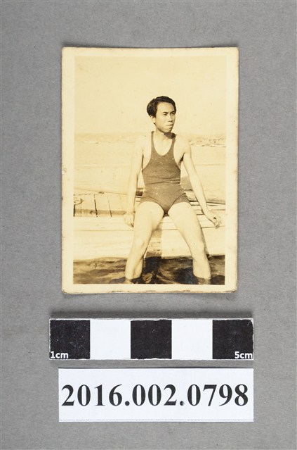 張志賢著連身泳裝在水岸邊獨照 (共2張)