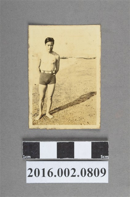 張星賢著泳褲水邊獨照 (共2張)